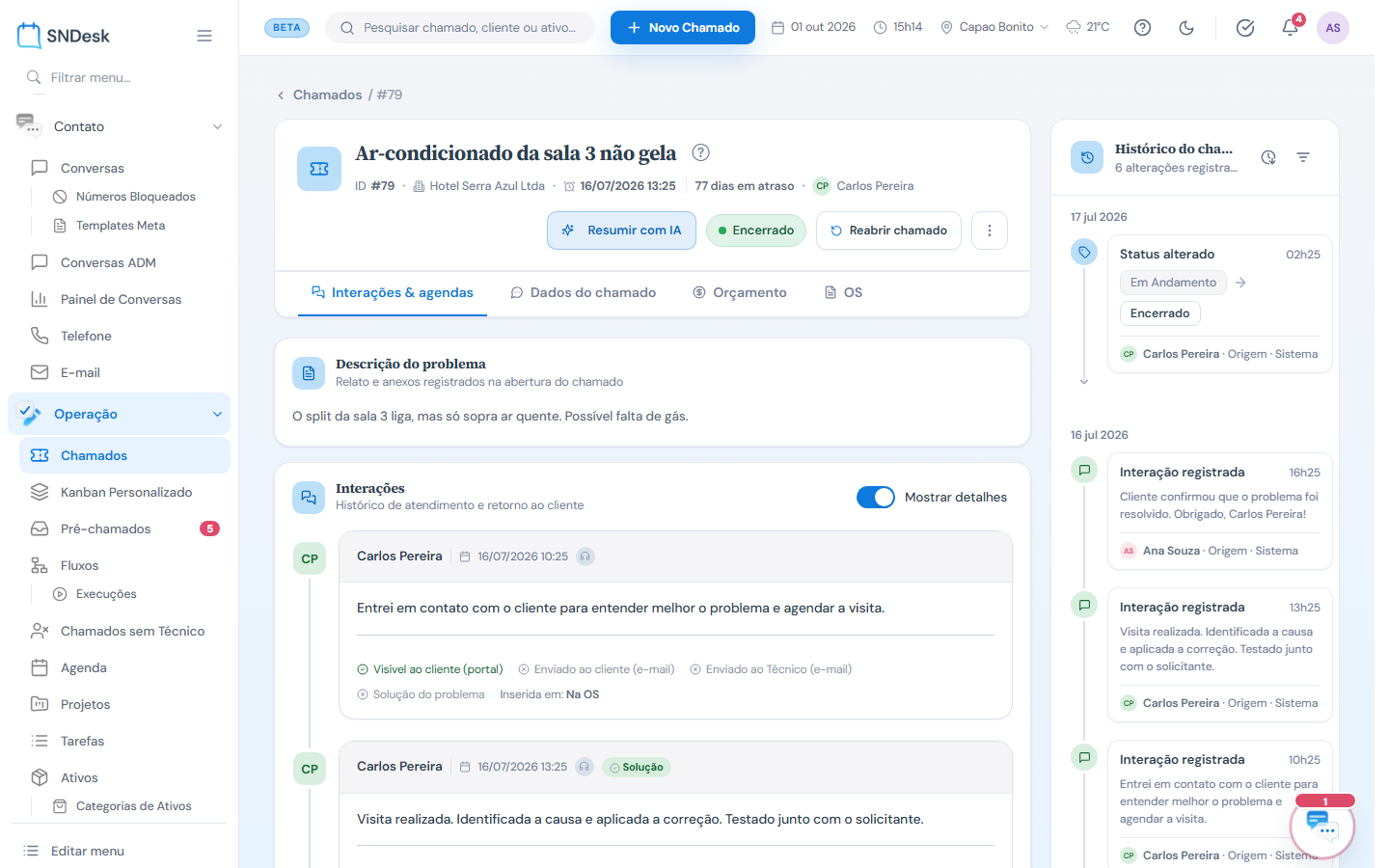 Tela do chamado: cabeçalho com status, abas e as interações; à direita, o histórico