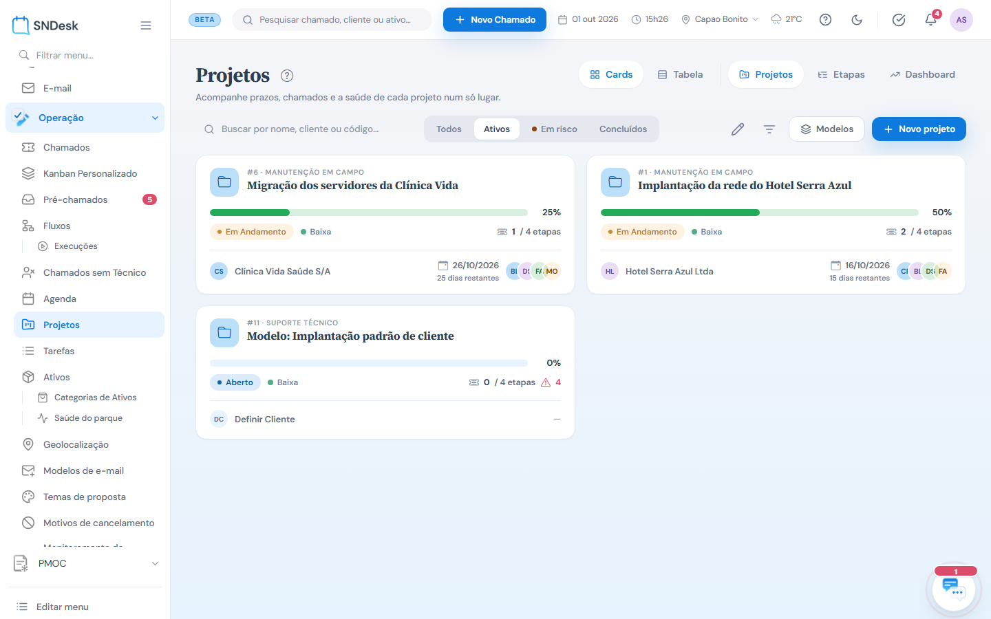 Lista de projetos em cartões, com progresso, saúde e prazo